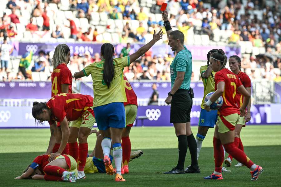 Marta vio la roja ante España.