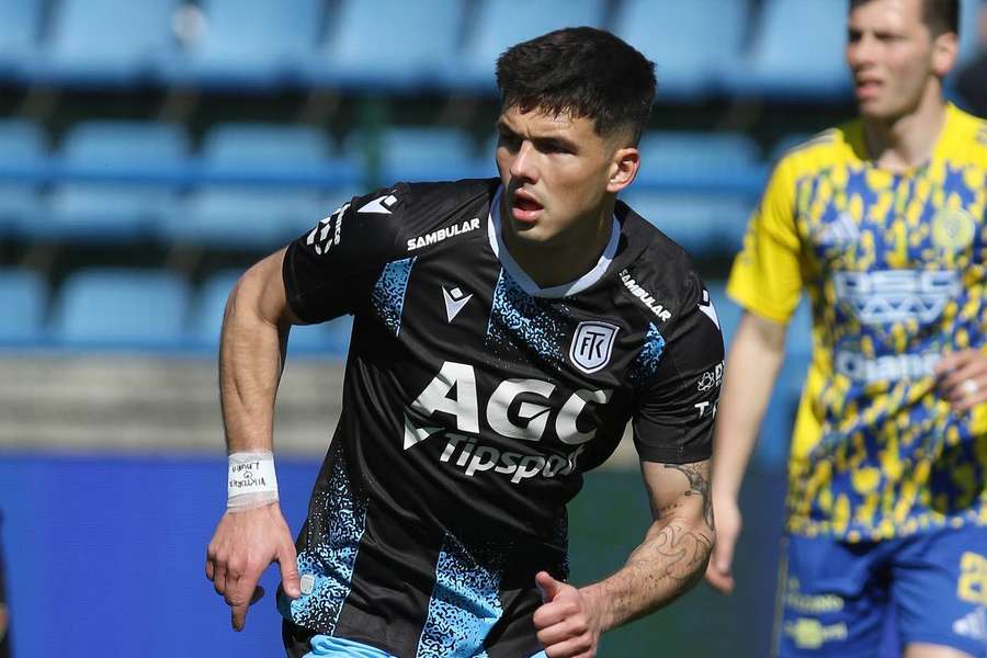 Ve Slavii měl dostat šanci, proto odmítl slavný anglický klub. Mladý stoper teď chce do Pardubic Ve Slavii měl dostat šanci, proto odmítl slavný anglický klub. Mladý stoper teď chce do Pardubic