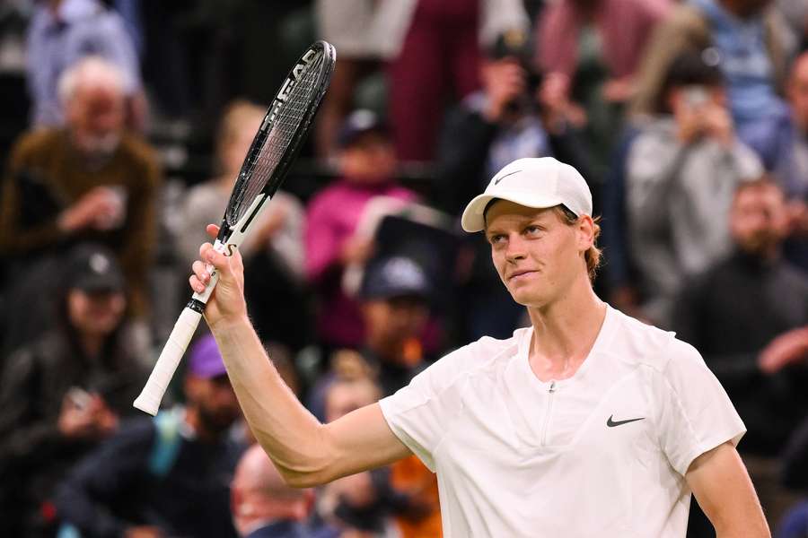 Sinner festeja triunfo na sua estreia na relva de Wimbledon