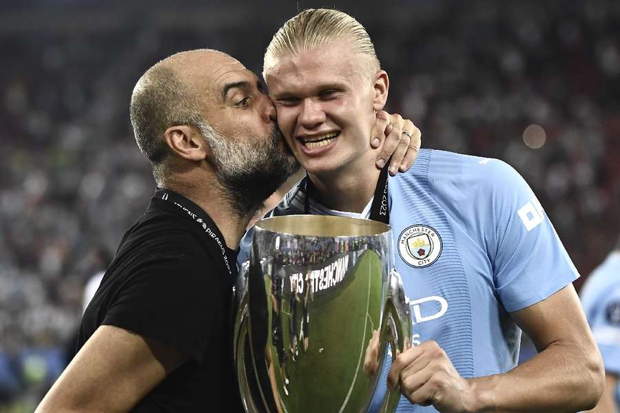 Pep Guardiola se bucură alături de Erling Haaland pentru câștigarea Supercupei