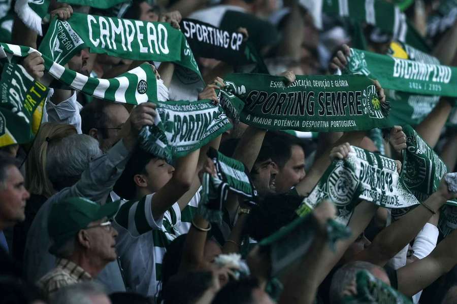 Adeptos do Sporting no apoio à equipa