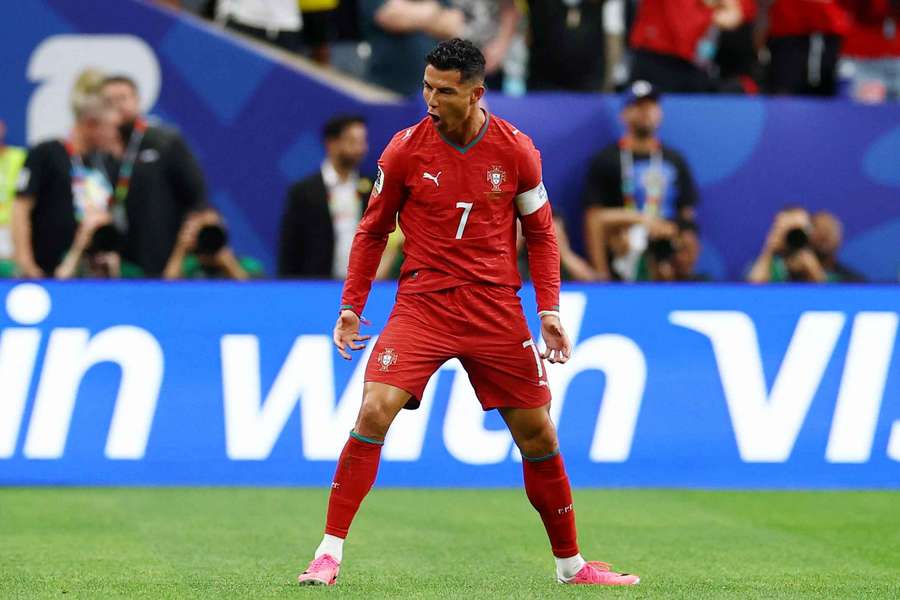 Cristiano Ronaldo slaví gól proti Uzbekistánu. Cristiano Ronaldo slaví gól proti Uzbekistánu.