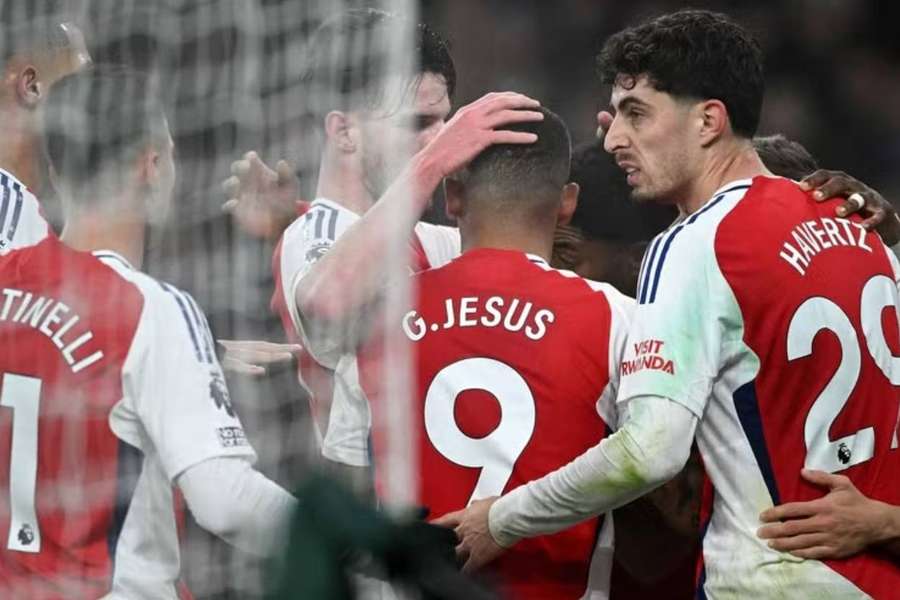Hráči Arsenalu slaví gól Havertze (vlevo).