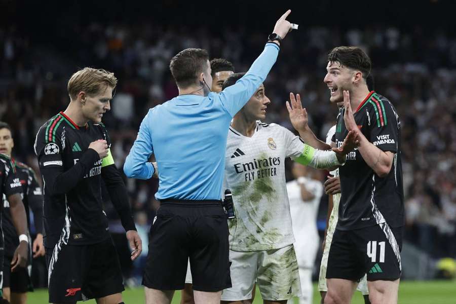 Jugadores quejándose tras el penalti a Mbappé