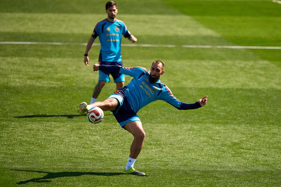 Borja Iglesias, durante un entrenamiento de la selección española Borja Iglesias, durante un entrenamiento de la selección española