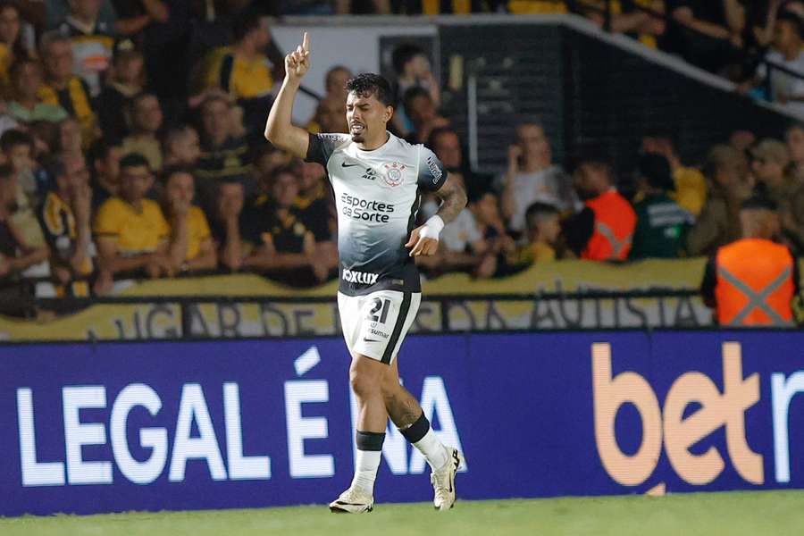 Matheus Bidu empatou o jogo com um golaço de fora da área Matheus Bidu empatou o jogo com um golaço de fora da área