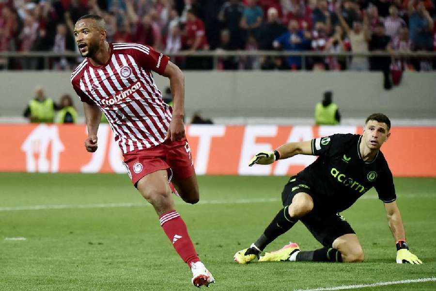 Ayoub El Kaabi får skovlen under Aston Villa-keeper Emiliano Martinez