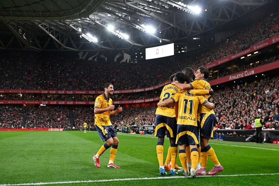 Los jugadores del Villarreal celebran el gol de Sergi Cardona