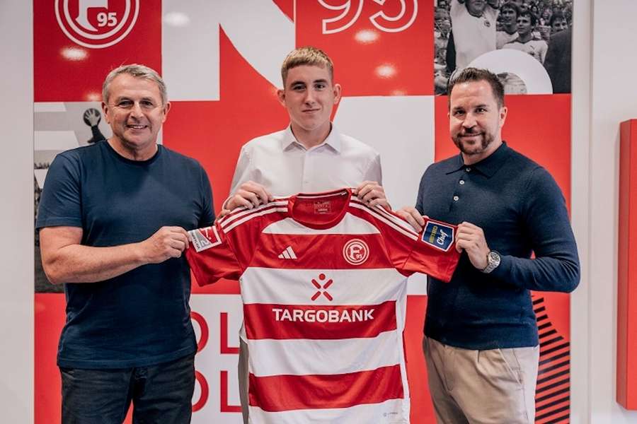 Isak Bergmann Johannesson bei seiner Vorstellung im Trikot von Fortuna Düsseldorf.