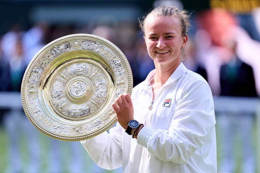 Krejčíková loni ve Wimbledonu triumfovala.