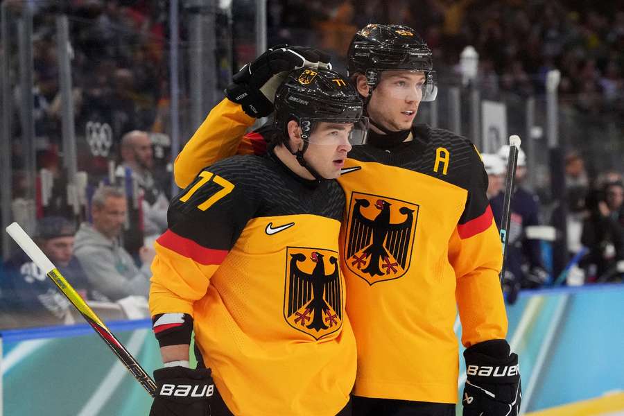 Peterka (l.) und Seider (r.) beim gemeinsamen Torjubel