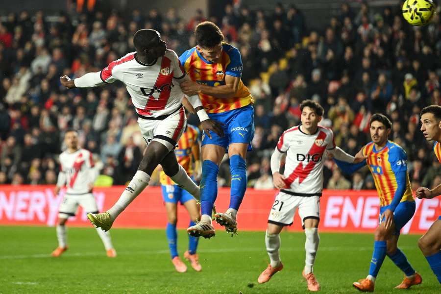 Mendy remata de cabeza antes del 1-0, con la oposición de Pepelu Mendy remata de cabeza antes del 1-0, con la oposición de Pepelu