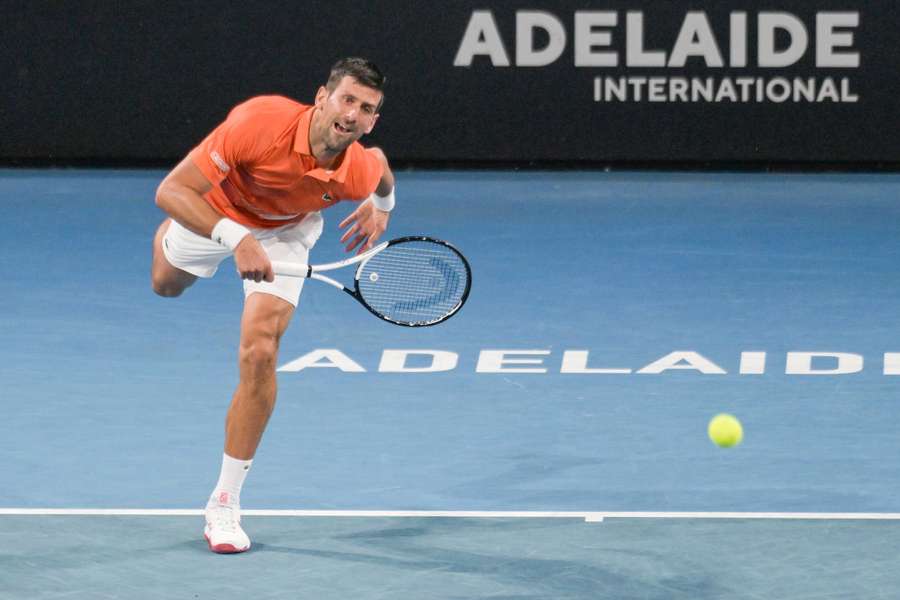 Djokovic viser storform før Australian Open med finaleplads i Adelaide