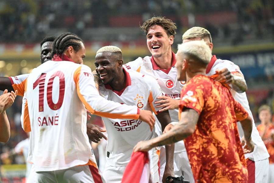 Os jogadores do Galatasaray festejam após a vitória