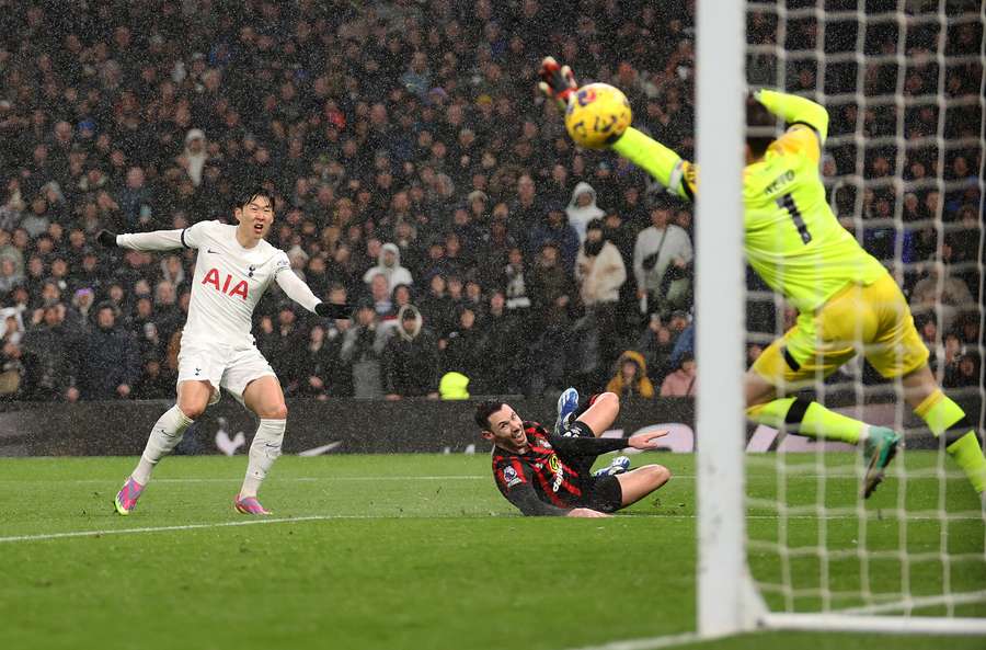 Son remata a puerta en el minuto 71 contra el Bournemouth