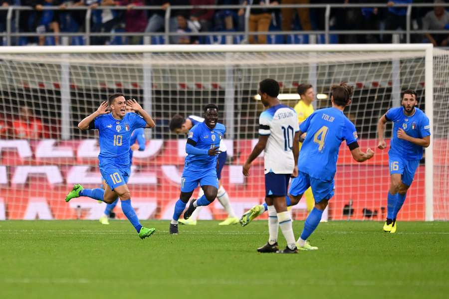 O výhře Itálie nad Anglií rozhodl jediným gólem zápasu Giacomo Raspadori (č. 10).