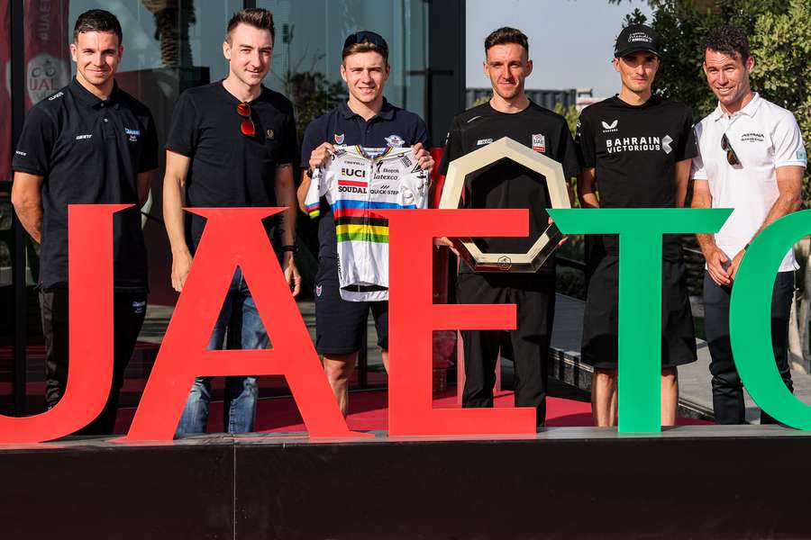 Evenepoel, con el maillot arco iris de campeón del mundo, conquista el UAE Tour