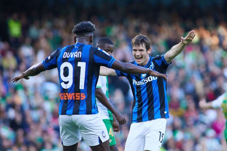 De Roon e Zapata festeggiano la rete contro il Betis