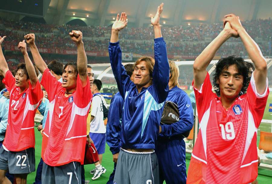 Jugadores surcoreanos celebrando una victoria en el Mundial de 2002