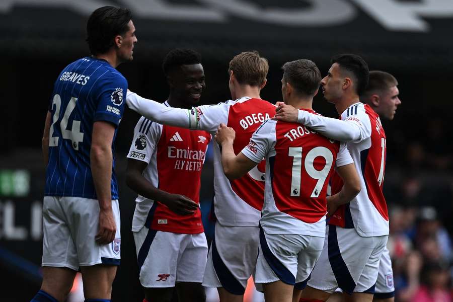 Arsenal sa teší z výhry na pôde nováčika.