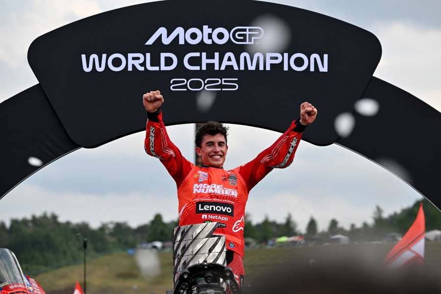 Marc Márquez celebra su título como campeón del mundo en 2025