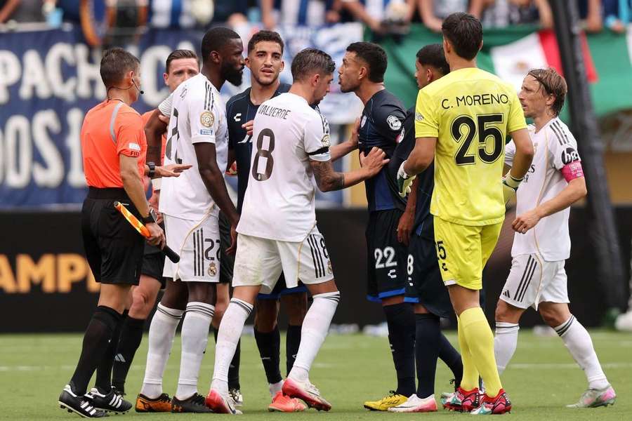 FIFA vyšetřuje incident mezi Antoniem Rüdigerem a Gustavem Cabralem.
