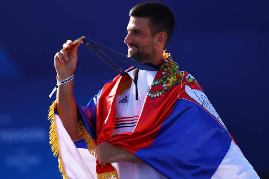 Novak Djokovic celebra la medalla de oro olímpica Novak Djokovic celebra la medalla de oro olímpica