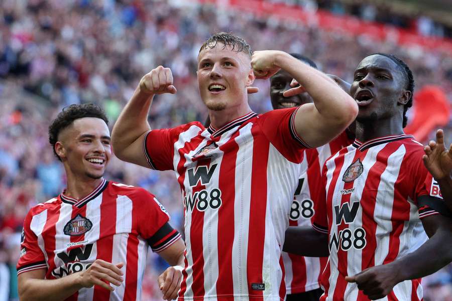Dan Ballard zo Sunderlandu oslavuje gól proti West Hamu.