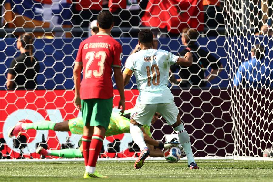Mbappé neproměnil penaltu, Francie stejně vyhrála. Mbappé neproměnil penaltu, Francie stejně vyhrála.