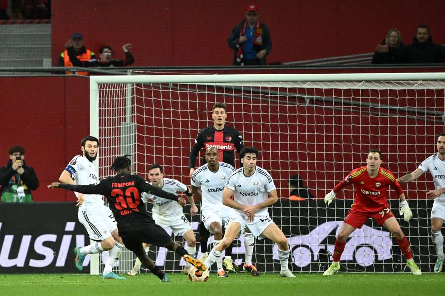 Jeremie Frimpong scorer Leverkusens første mål i aften.