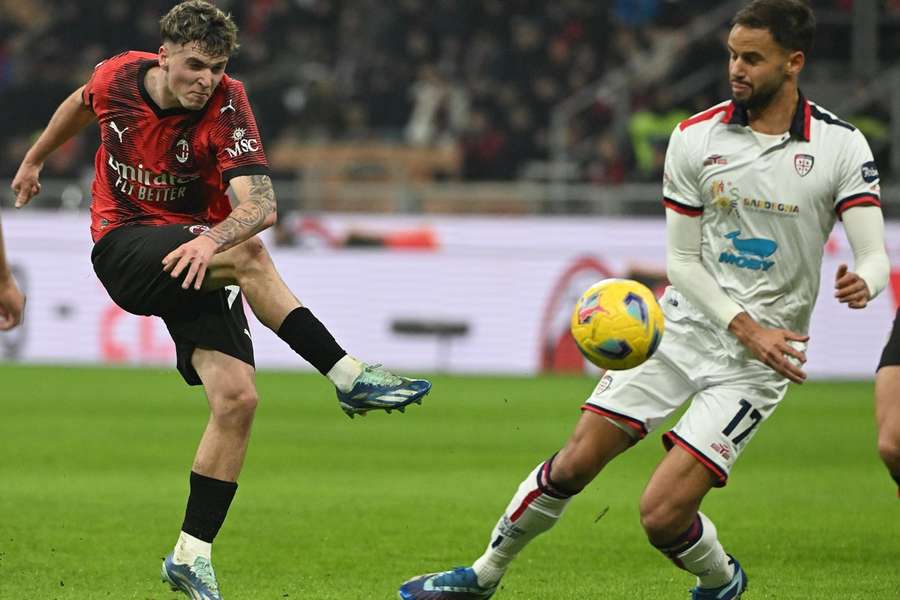 Alejandro Jimenez van AC Milan schiet de bal langs Pantelis Hatzidiakos