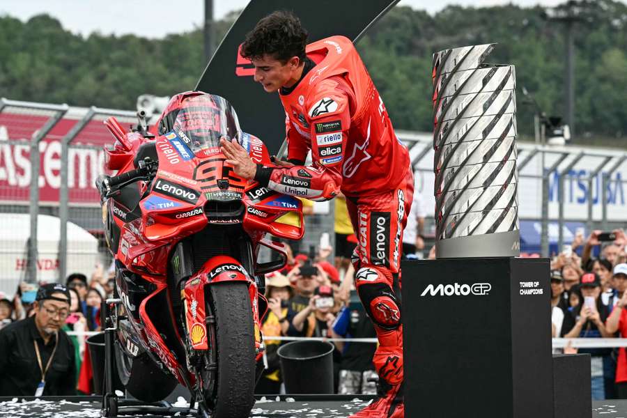 Marc Marquez, la sua Ducati e il trofeo di campione del mondo