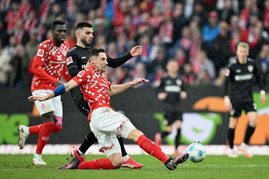 Mainz-Verteidiger Dominik Kohr (v.) im Zweikampf mit Stuttgarts Deniz Undav Mainz-Verteidiger Dominik Kohr (v.) im Zweikampf mit Stuttgarts Deniz Undav