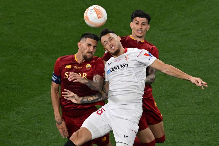 Lucas Ocampos fights for a header with Roma's Lorenzo Pellegrini and Roger Ibanez