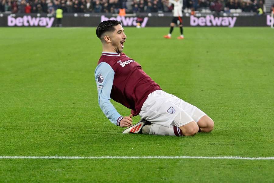 Carlos Soler celebra su gol contra el Fulham.