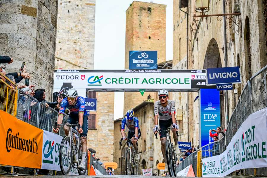 L'arrivo in volata a San Gimignano