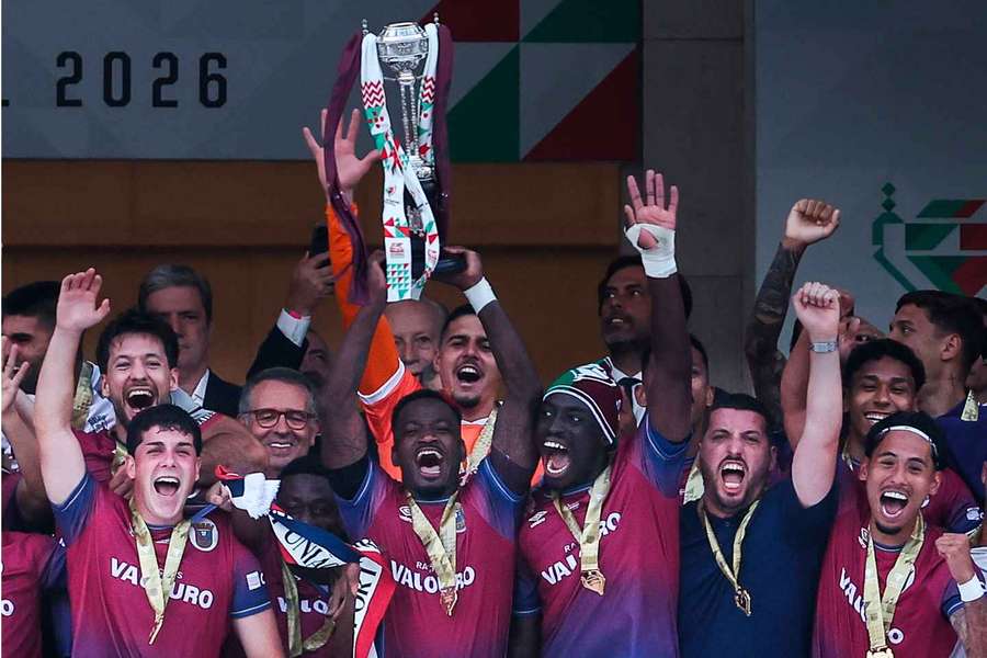 Stopira ergue a Taça nas celebrações no Jamor Stopira ergue a Taça nas celebrações no Jamor