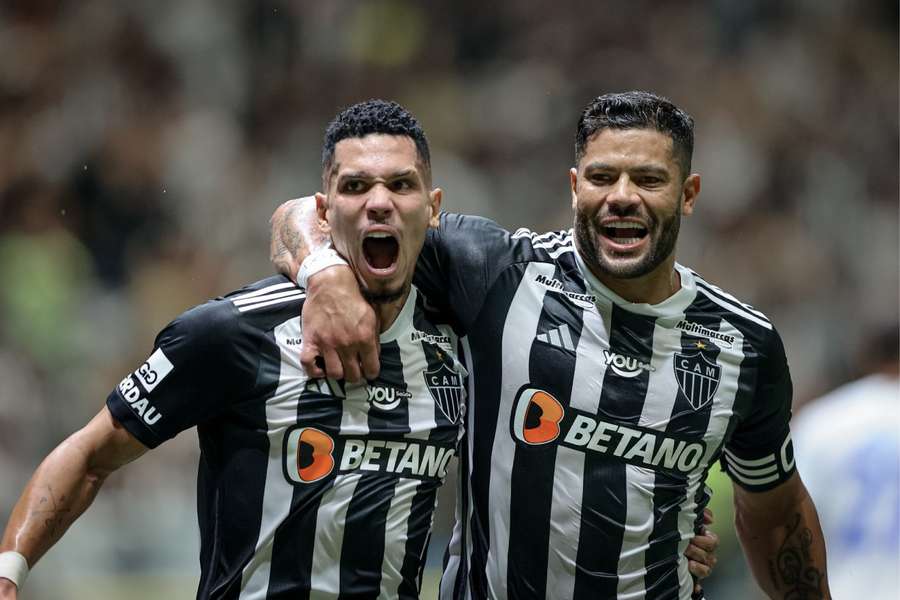 Paulinho e Hulk comemoram gol marcado no clássico contra o Cruzeiro