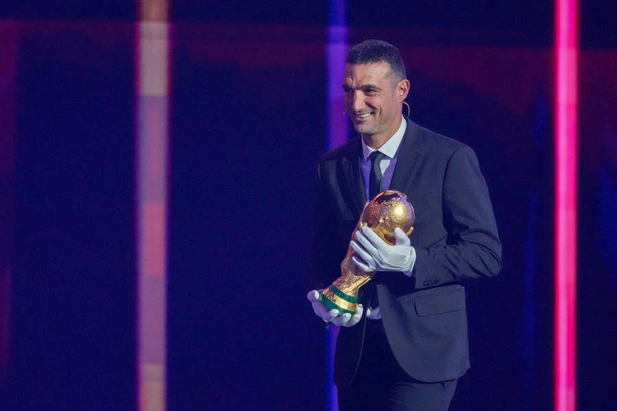 Lionel Scaloni com o troféu da Copa do Mundo em Washington, capital norte-americana