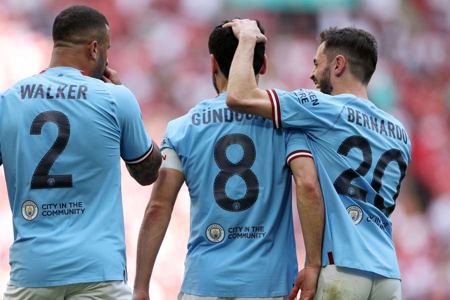 Gündogan (mi.) an der Seite von Kyle Walker und Bernardo Silva