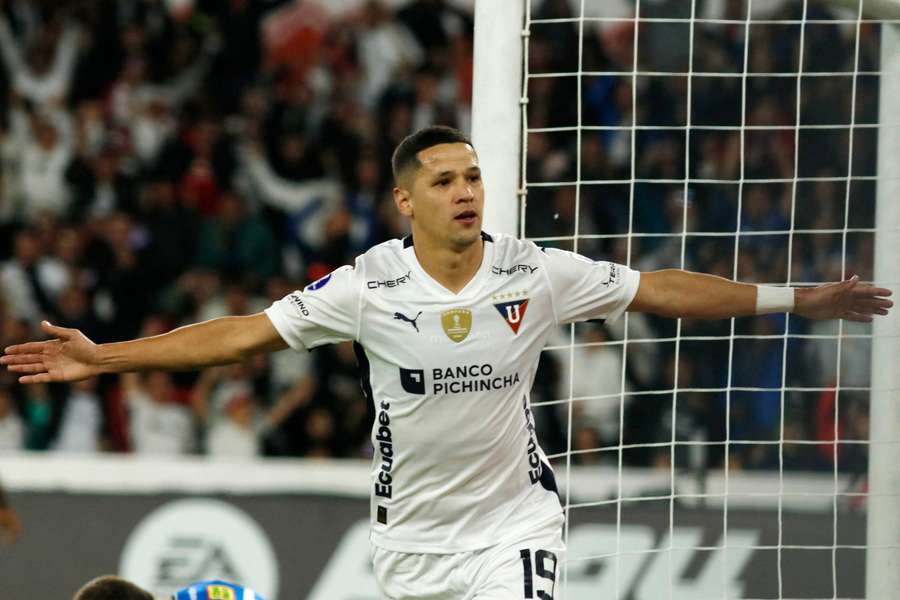 Arce celebra un gol.