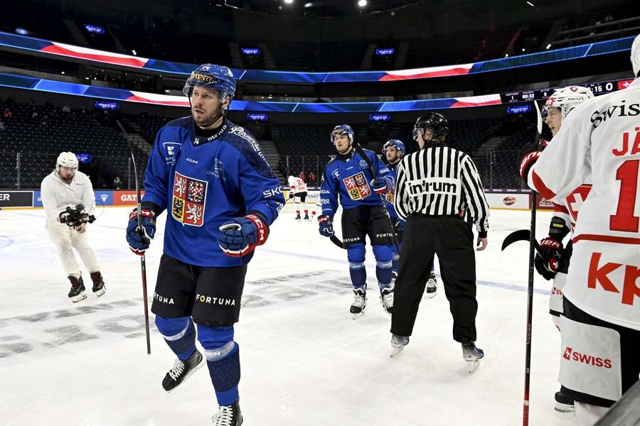 Chlapík slaví jeden ze svých zásahů. Chlapík slaví jeden ze svých zásahů.