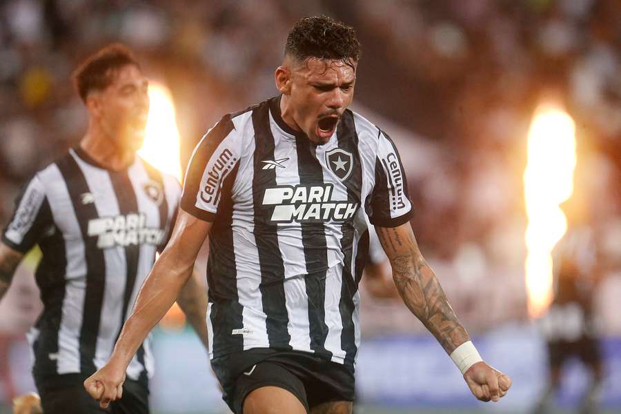 Tiquinho Soares abriu o placar para o Botafogo no primeiro tempo
