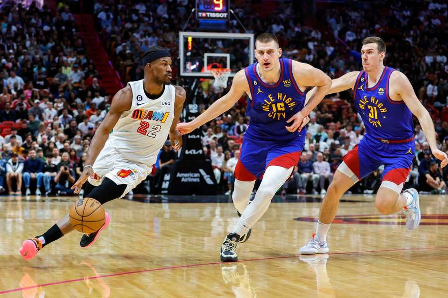 Jimmy Butler e Nikola Jokic no último encontro das duas equipes