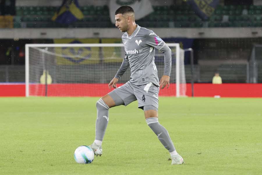 Yellu Santiago fez apenas quatro jogos pelo Hellas Verona