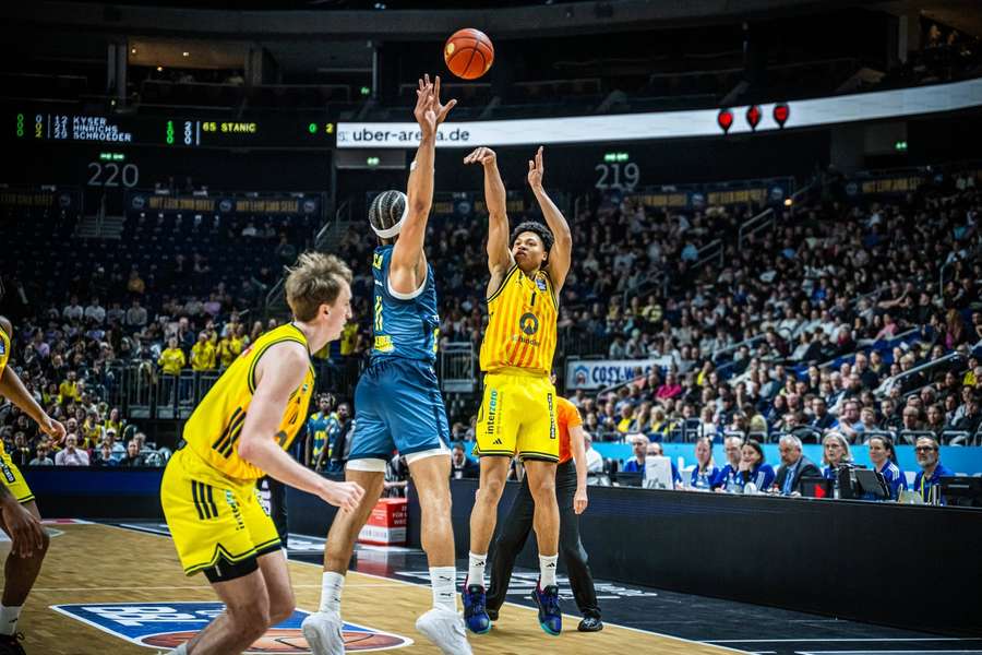 Alba Berlin verpasste es, an die Bayern heranzurücken. Alba Berlin verpasste es, an die Bayern heranzurücken.