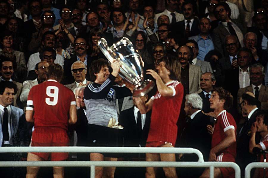 Em tempos melhores no HSV: Manfred Kaltz levanta o troféu no torneio da Liga dos Campeões de 1983