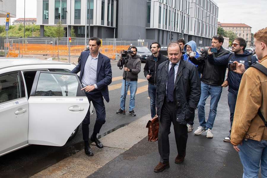 L'arrivo di Andrea Gervasoni e del suo legale alla caserma della Guardia di Finanza