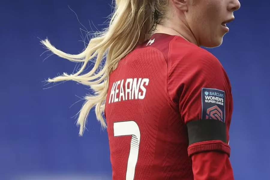 Kearns, do Liverpool, com o símbolo da Premier League feminina