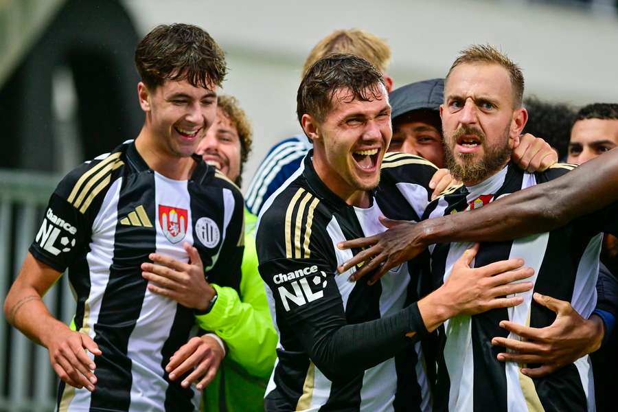 Dynamo oslavilo další vítězství. Dynamo oslavilo další vítězství.